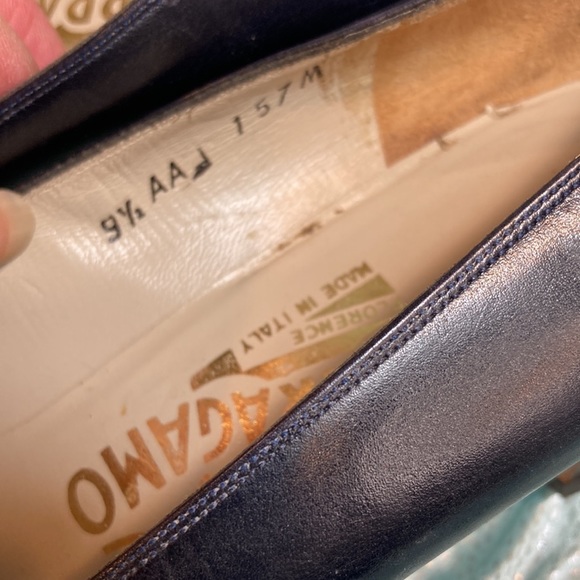 Dark navy Ferragamo stacked heel penny loafer. 9.5AA. Made in Italy. 5 - Picture 7 of 7